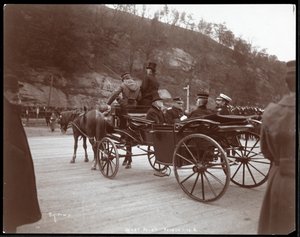 Udsigt over militærmænd, inklusive kontreadmiral Robley Dunglison Evans, og prinsen i en vogn ved West Point, 1905 (sølv gelatinetryk)